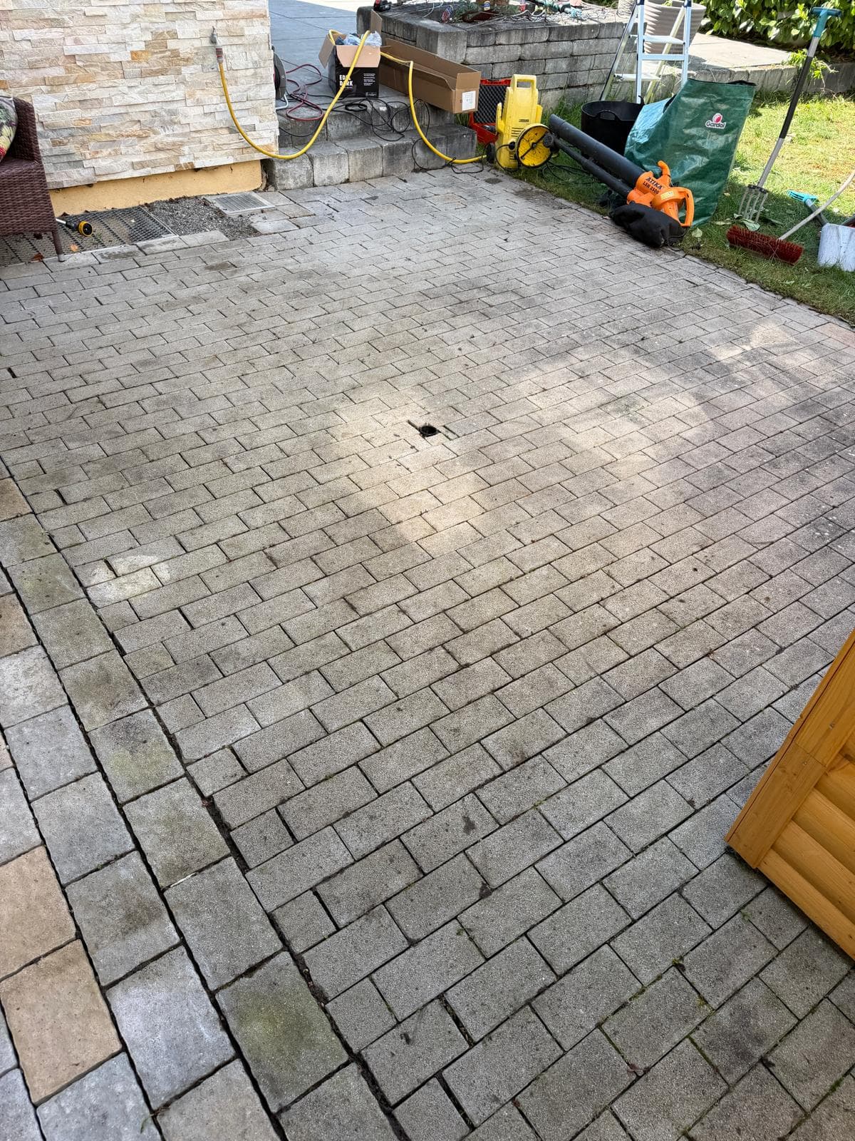 Terrassenreinigung & Unkrautentfernung in Karlsruhe